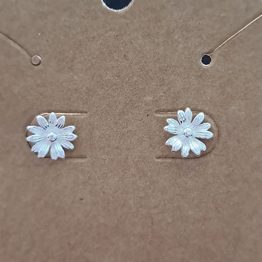Daisy Stud Earrings! Sterling Silver.